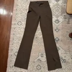 超美品】alo yoga ヨガパンツ フレア スリット ブラウン XS - メルカリ