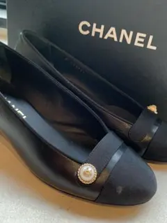 【美品】CHANELパンプス ブラック パール調ボタン 23.0cm イタリア製のサムネイル