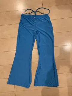 青いフレアパンツ ストラップ付き