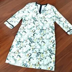 ZARA 　Vネック花柄ワンピース