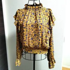 ehka sopo シフォン花柄フリル袖ハイネック長袖ブラウス　マスタード