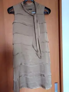 お値下げ　IENAノースリーブワンピースゴールドベージュ　膝丈　シルク100%