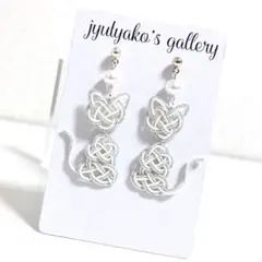 水引猫のピアス「白×銀」