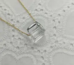 クリスタルキューブのネックレス　大粒　ゴールド　天然石