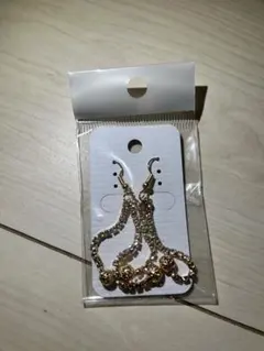 【匿名配送】ラインストーン ロングピアス ゴールドカラー 揺れる