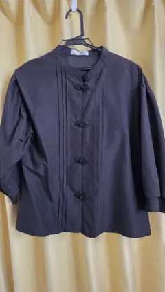 黒い五分袖シャツ