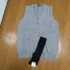 グレーコットンニットベスト　紺ハイソックス