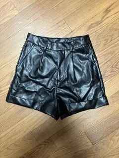 SHEIN フェイクレザー　ショートパンツ　黒　ブラック　サイズXS