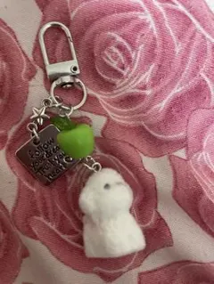 犬モチーフ キーホルダー りんごチャーム付き