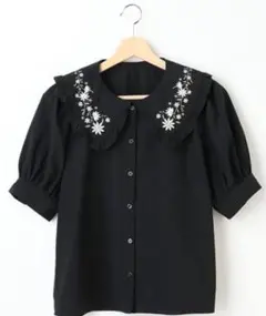 ブラック 刺繍フリルカラーシャツ 半袖