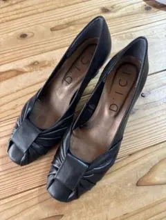 Mode et Jacomo ブラック ツイストデザイン パンプス