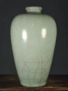 M23-4US中国美術 清時代 粉青釉梅花浮彫双耳花瓶 花入 景徳鎮 李朝白磁