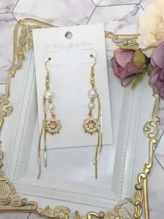 【5】ゴールドフラワーチャームとチェーンタッセルのピアス(コットンパール風 )