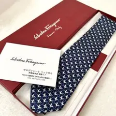 新品　サルヴァトーレフェラガモ ガンチーニ　ホース柄　シルク100%ネクタイ