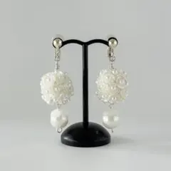 フォーマルシーンに◎白いフラワーボールパール【ピアス／イヤリング】ハンドメイド