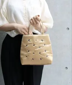 ACCOMMODA サテンフラワーミニバッグ 刺繍 ベージュ レディース