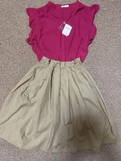 ピンクフリルブラウスとベージュスカートセットアップ