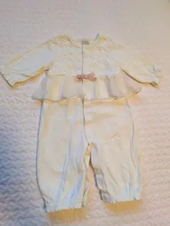 クリーム色ロンパース レース付き