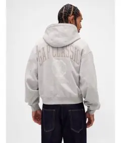 リラックスフィット GAPロゴ ジップアップパーカー