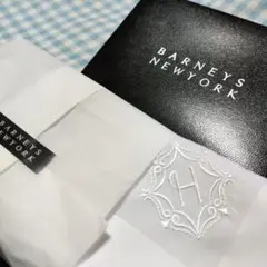 BARNEYS NEW YORK 刺繍入り白色ハンカチ 「Ｈ」のサムネイル