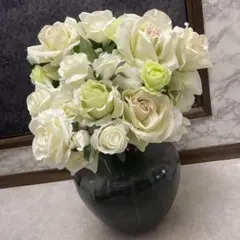 ホワイト・グリーンの造花アレンジメント