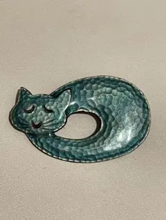 七宝焼のブルーの猫のブローチ