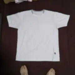 ホワイト Tシャツ エンブレムロゴ付き
