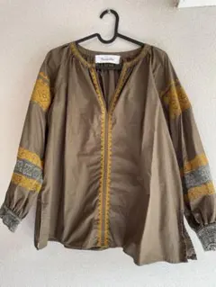 sara mallika 刺繍ブラウス カーキのサムネイル