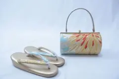 青と金の花柄が美しい丸型バッグと草履のセット