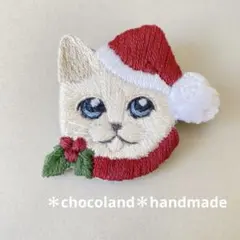 40.ねこ刺繍ブローチ ハンドメイド 白ねこXmas サンタ