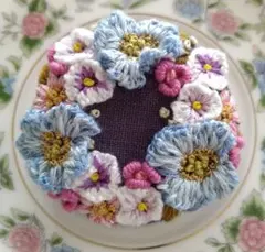 No.354 刺繍ブローチ　ハンドメイド　くるみボタン