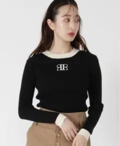 配色ハイネックロゴ刺繍ニット