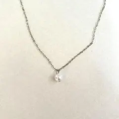 シンプルな真珠風ネックレス