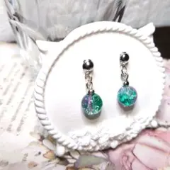 【121】クラックビーズのピアス　緑　紫 　　シンプル　　ハンドメイド