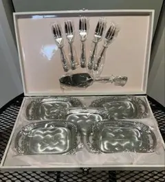 ロイヤルドルトンのケーキサーバー&ノリタケペアプレート&スープスプーン4本セット ロイヤルドルトンのケーキサーバー&ノリタケペアプレート&スープ