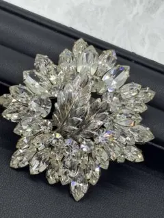 クリスタル花形ブローチ　ダイヤ風リーフ型ブローチ　レディースオシャレ上品輝く