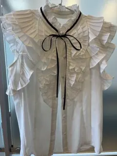 上品　キレイめ　フリルリボン付きホワイトノースリーブシフォン