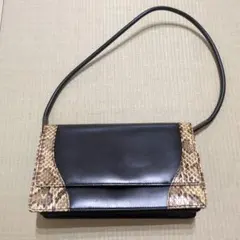 ㊷美品　フラップショルダーバッグ 黒とヘビ柄