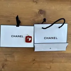 CHANEL ホワイトショップ袋 ハート型チャーム付き