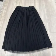 黒いプリーツスカート