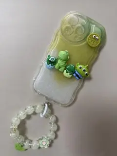 iPhone13proケース 緑色キャラクター付き