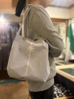 薄いグレーの花刺繍トートバッグ