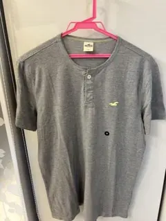 新品未使用　Hollister ヘンリーネック Tシャツ グレー ロゴ刺繍　Ｍ