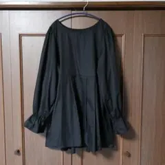 黒のペプラムチュニックブラウス