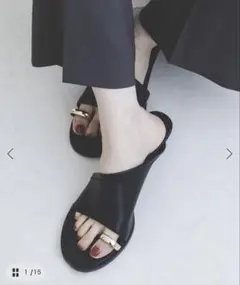 【新品】LE VERNIS ルベルニToe ring sandalsのサムネイル