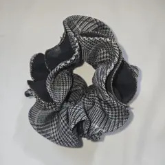 チェック柄フリルシュシュ❣️　グレーとブラックのコンビ 金の縁取り　大きめ