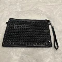スタッズ付き黒レザー風クラッチバッグ