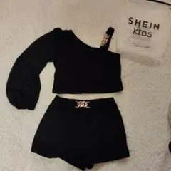 SHEIN　黒いワンショルダーセット（トップス＋ショートパンツ）