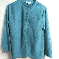 青色ボタン付き長袖トップス