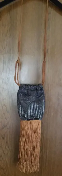 フリンジ付きショルダーバッグ 黒と茶色